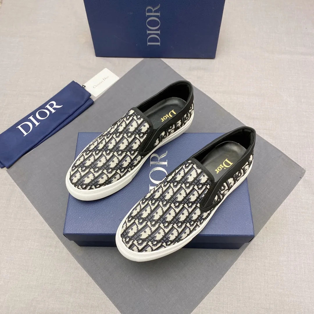 p380, Dior series casual shoes 👟🔥[Dior] Dior's new casual men's shoes are launched in Hong Kong counters. Official website 1:1 production. Original Italian materials. Designed by European and American masters. Perfect shape to create counter quality. Solid color rubber wear-resistant outsole and classic dazzling head! Super versatile and very comfortable. High-end without losing taste, fashionable and novel! ! Absolute focus! Code number: 38-44, three colors available (45 can be customized, cannot be returned or exchanged) No. 005